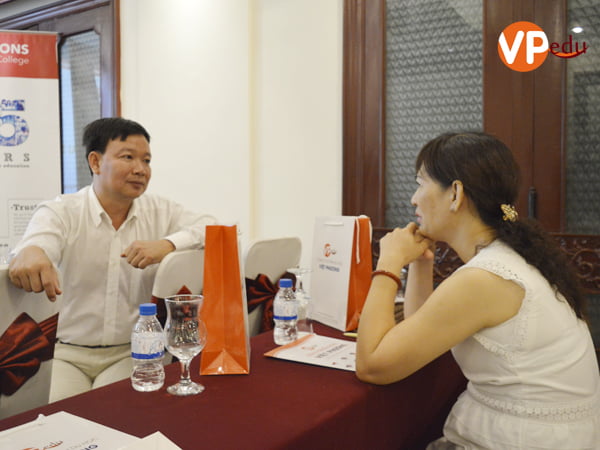 Giám Đốc Du học Việt Phương hỗ trợ phụ huynh học sinh về cuộc sống sinh hoạt và học tập tại Singapore