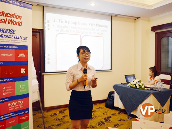 Ms Kim Pha - Đại diện Việt Phương giới thiệu về những chứng nhận, giải thưởng mà Du học Việt Phương đã đạt được trong thời gian qua