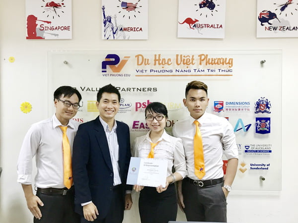Đại diện Đại học APU trao chứng nhận đại điện chính thức tuyển sinh chính thức cho Du học Việt Phương