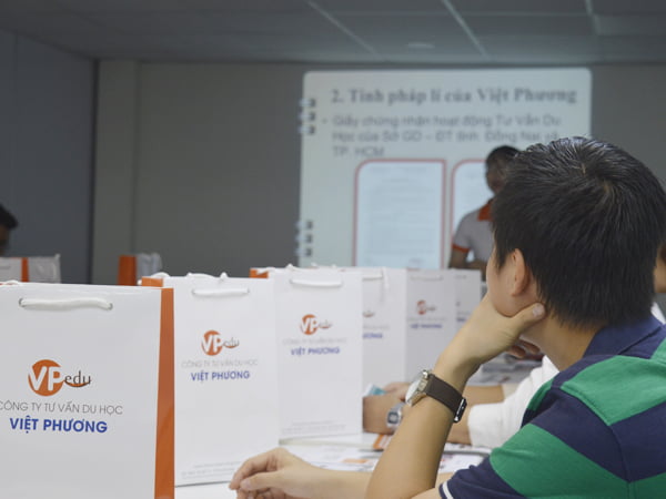 Sinh viên đang lắng nghe những thông tin về Công ty Du học Việt Phương