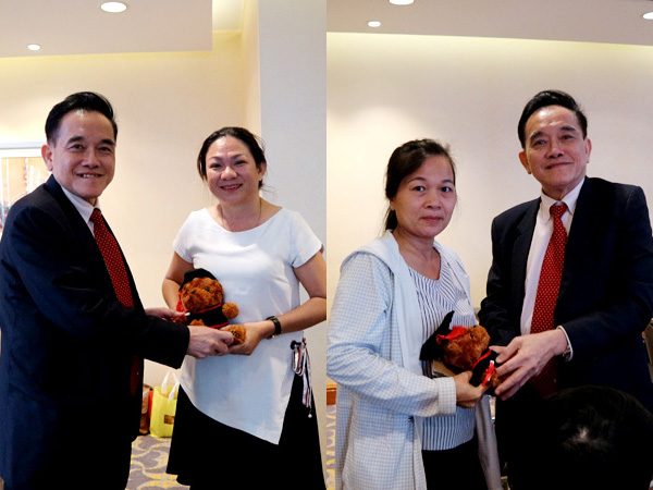 Các Phụ huynh - Học sinh may mắn nhận được những món quà lưu niệm từ Hiệu trưởng trường MDIS Singapore