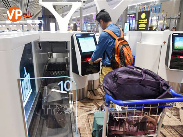 Hành khách làm thủ tục check-in bằng máy tự động tại sân bay quốc tế Changi ở Singapore