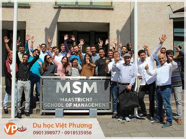 Đội ngũ giảng viên và sinh viên Trường Maastricht School of Management