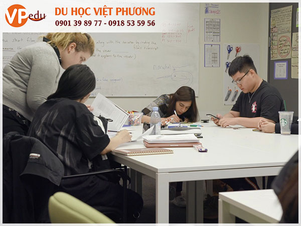 Các em học sinh luôn được hướng dẫn và chỉ dạy tận tình