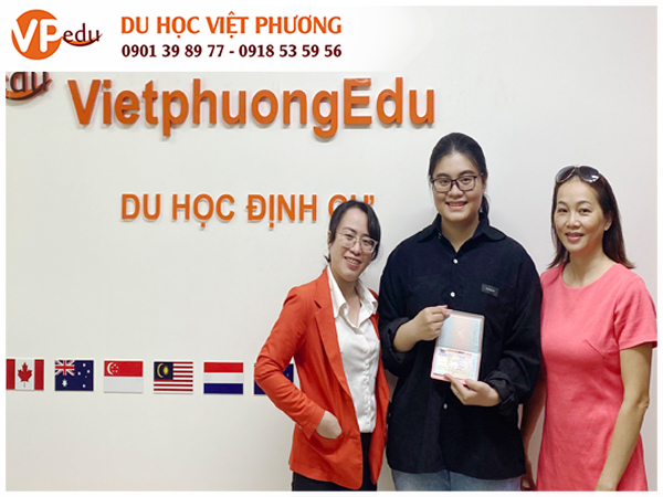 Tư vấn viên của Việt Phương Edu chụp hình cùng Phụ huynh và bé Thanh Thảo