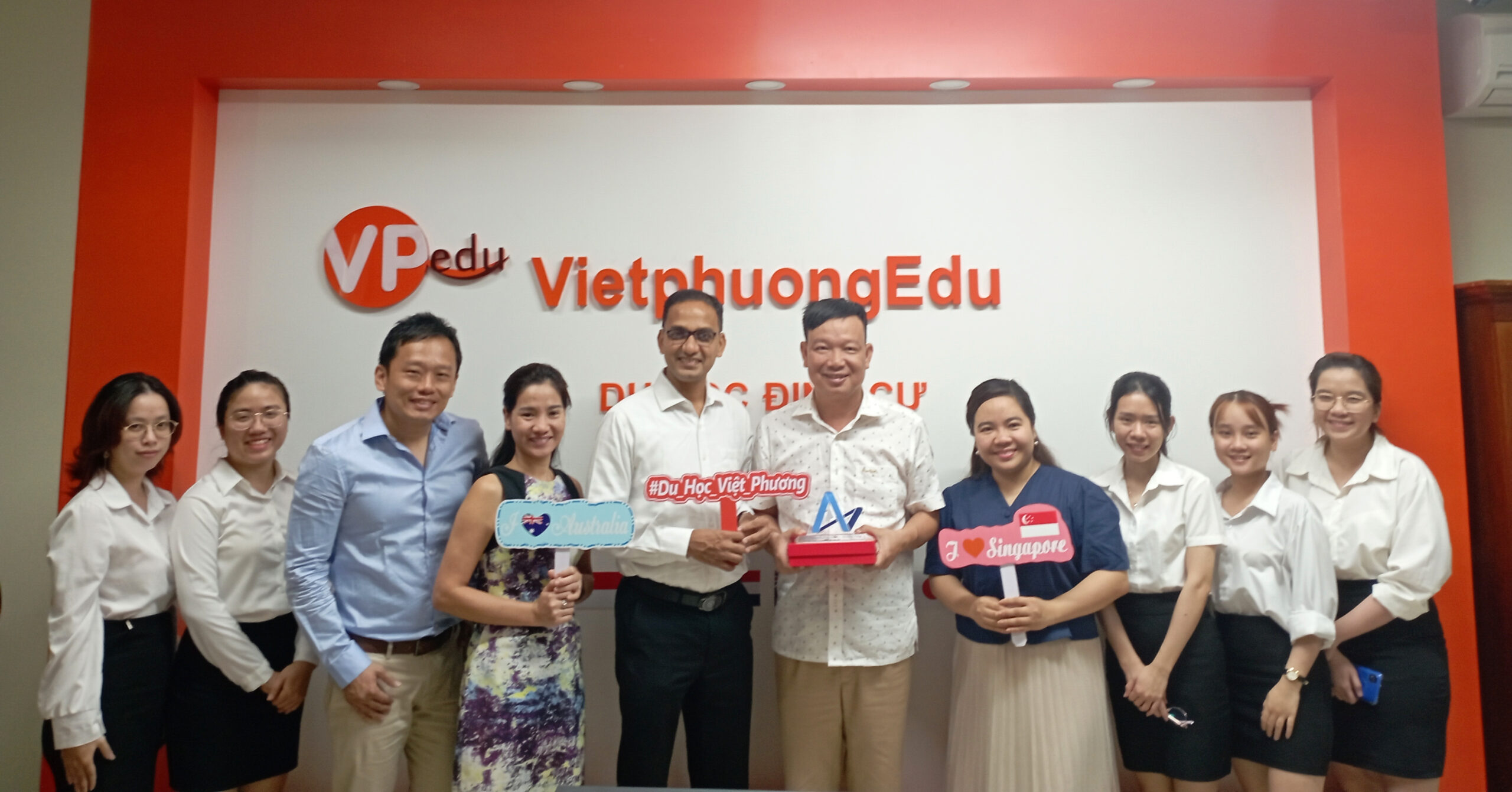 Đại diện AAC Singapore thăm văn phòng Du Học Việt Phương