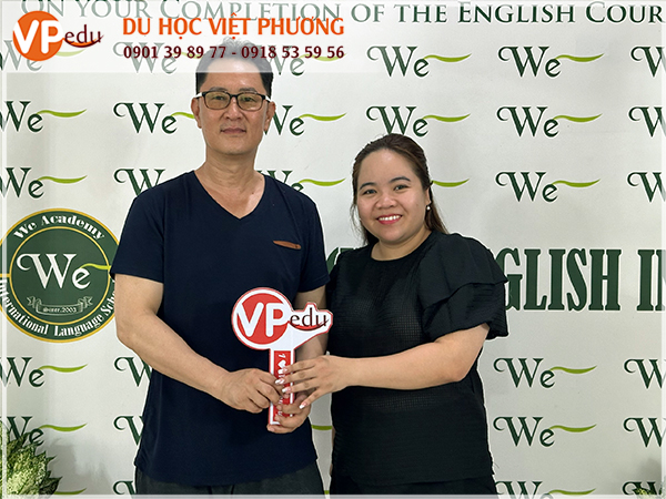 Du học Việt Phương qua thăm trường và chụp hình lưu niệm với Mr Hogan Park - Chủ của We Academy