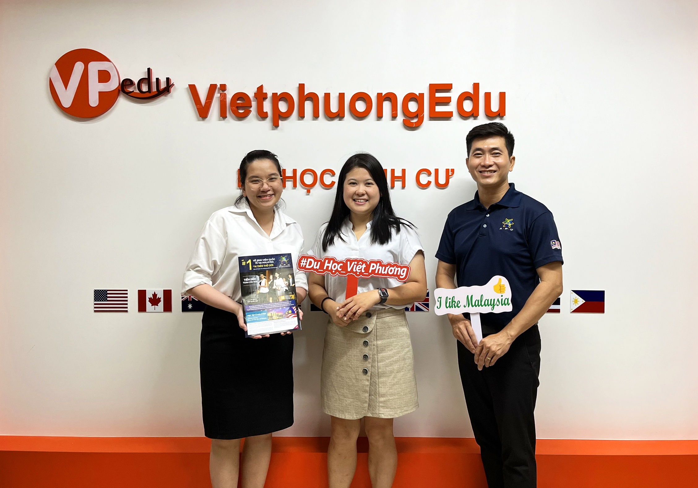 Mr Trung và Ms. Caster : Đại diện APU Malaysia thăm văn phòng VPEDU