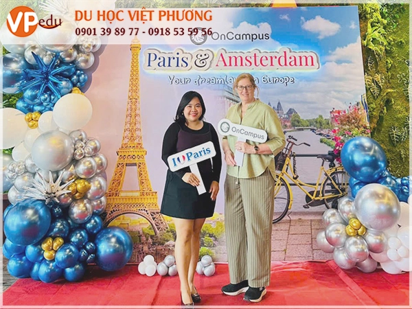 Du học Việt Phương chụp hình lưu niệm với Oncampus