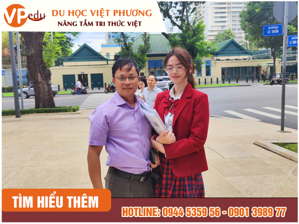 Minh Ngọc chụp hình cùng ba sau khi phỏng vấn du học Mỹ thành công
