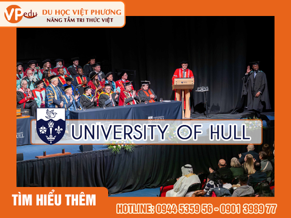 Sinh viên của University of Hull trong buổi lễ tốt nghiệp